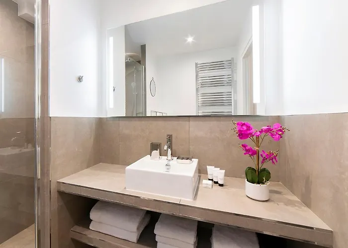 Livinparis - Luxury 2 Bedrooms Centre Pompidou Daire Paris